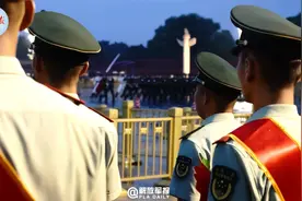 特殊的告别！天安门广场卫士向国旗敬礼视频封面