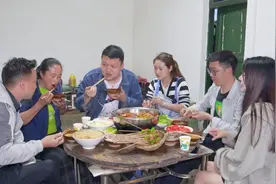 弟弟带女朋友来家玩，老婆准备一大桌菜烫火锅，边吃边聊都不生疏视频封面