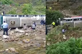 重庆城口一大巴车翻入河沟 车上载有20余人 已全部送往医院视频封面