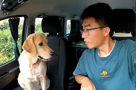 天气太热带胖妞去河里游泳，没想到胖妞游泳这么厉害！惊呆我了视频封面