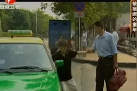 揭秘：小伙患上自闭症，竟用拳手锤爆自己脑袋，父亲看到泪流满面视频封面