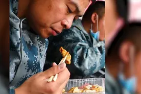解放军战士送菜途中吃上热乎饺子 背后的原因让人拍手叫好视频封面