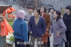 城里人不讲理，当场砸农村女的菜摊，没想农村女是救命恩人视频封面