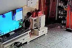 熊孩子打碎电视后企图瞒天过海 却被监控拍下“案发过程”视频封面