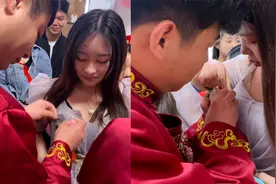 小伙当伴郎帮伴娘戴胸花，紧张到出汗5分钟搞不定，伴娘举动亮了视频封面