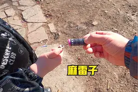 东北爷俩放鞭炮，儿子放窜天猴 ，小伙放麻雷子，玩出花样了！视频封面