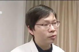 男子驾车打盹酿事故，安全气囊弹出，冲击力太大右眼受伤！