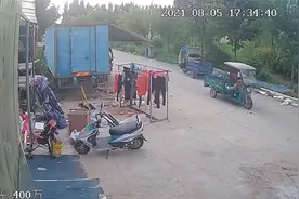2岁娃偷钥匙骑电三轮车跑了百多米，哥哥狂追妈妈吓到丢碗冲出店视频封面