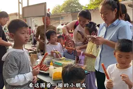 二妮摆摊现场太火爆，一个小时480根烤肠卖光，自己想吃没有了