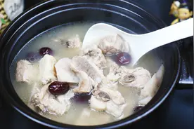 月子餐：大厨教你这样炖排骨汤，不用一滴油，媳妇夸赞很好喝！视频封面