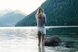 美女在湖边游玩，遭到水中不明生物袭击，恐怖惊悚电影视频封面