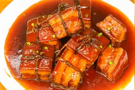 传统名菜“东坡肉”，厨师长分享瘦肉不柴、肥肉不腻的技巧视频封面