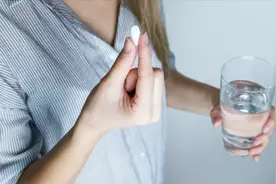 痛经伴有恶心和呕吐是怎么回事视频封面