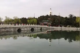 《让我们荡起双桨》就是唱的这里：北京的北海公园