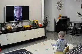 真“科技与狠活”！妈妈被锁门外机智投屏喊儿子开门视频封面