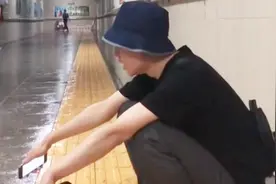 最近被刷屏的神曲《想死却又不敢》小哥哥地铁唱歌走红，超扎心！