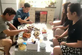 今天我们真是开眼了，长见识了，青岛袋装啤酒还可以这样倒！视频封面