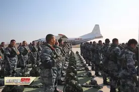 直击新战士新年千米高空第一跳视频封面