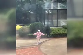 直击大连暴雨 一女孩雨中忘我翩翩起舞视频封面