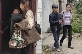 母亲去世后女儿来接父亲，锁门那一刻哭得像个孩子：大半辈子的家视频封面