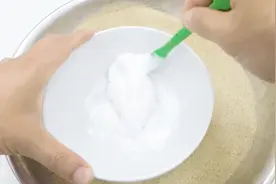 国外小伙来测试，把沙子与胶水混合在一起，能做出太空沙