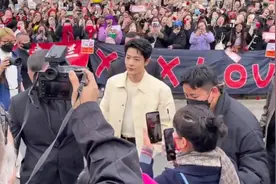 肖战米兰时装周入场，与老外英语对话流畅，巧遇刘诗诗同框热聊