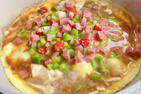 把内酯豆腐和鸡蛋放到一起炖，没想到这么好吃，我家一周做三回