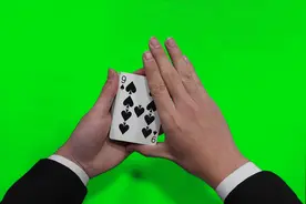 魔术揭秘：扑克牌在手上摸一下就变了？原理其实非常简单视频封面