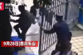 乐山警方快速控制一持械闯校园男子：其疑有精神病 未造成伤亡视频封面