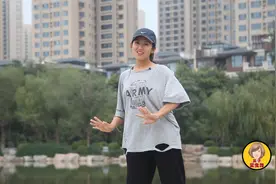 广西版广场舞《桃花运》，魔性歌声，配上魔性舞蹈，舒心养眼