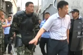 法治：武警队长当机立断强攻，穿上防护服刀枪不入，持刀劫匪傻了视频封面