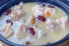 炖莲藕汤时，最忌直接下锅炖，大厨教我正确做法，莲藕软糯不发黑视频封面