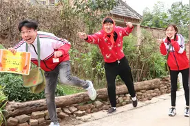 来福得奖状给妈妈要玩具，礼物没有还被妈妈追了三条街，咋回事