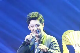 《红海行动》里的黄景瑜真是帅爆了！唱的主题曲还那么好听视频封面