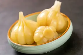 腌糖醋蒜，只加糖和醋是大错，教你正确做法，酸甜可口吃一年不坏视频封面