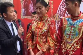 司仪问新郎新娘问题，新郎新娘的回答太逗了，司仪蒙圈了视频封面