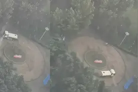 辽宁一洒水车暴雨天转圈洒水引争议 街道办：会将此事反馈给领导视频封面