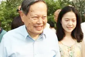 96岁杨振宁比岳父大20岁，见面不喊爸爸，三个字的称呼显高情商！视频封面