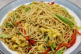 大厨教你炒面的正确做法，多做这一步，面条不坨不粘锅，爽滑劲道