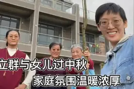 老戏骨李立群与女儿过节，31岁女儿五官随爸，妈妈遗憾没出镜视频封面