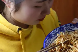 春天的折耳根最好吃，农村妹子上山挖了一篮子，这样一拌超下饭！视频封面