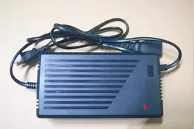 电动车冲一晚电还是红灯，充电器坏了？师傅教你不花钱解决视频封面