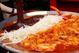 大哥街头卖辣炒年糕，8元一份卖完就收摊，一秒都不带停的！视频封面