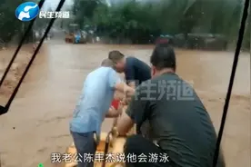 河南郑州：女孩被困洪水中，他出手营救却进了ICU