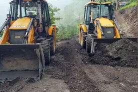 村里修土路，为了赶工，一台大挖掘机两台小挖机一起上