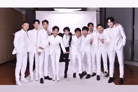 回忆杀！华晨宇晒出13届快男合照，画面太温馨了视频封面