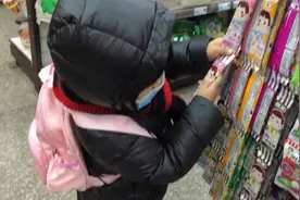 接闺女放学路上  3岁的小家伙自己跑到超市买棒棒糖 太可爱了