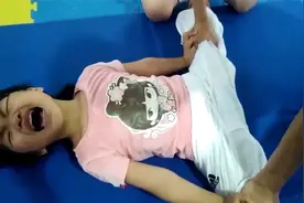 6岁女孩被跆拳道老师强制拉伸一字马，痛感超过6级，学武需谨慎视频封面