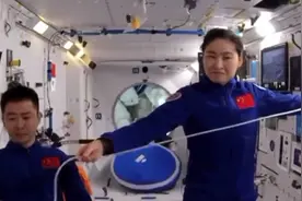 “天宫课堂”第三课来了！刘洋用2米长吸管喝果汁视频封面
