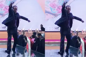 新郎父亲婚礼现场演唱《好姑娘》火了，网友：年轻时绝对是王者！视频封面